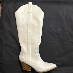 Brand New unbranded White women’s Tall cowboy boots, size 6 narrow